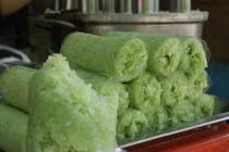 Món bánh ống lá dứa gây sốt dù mới xuất hiện ở Hà Nội