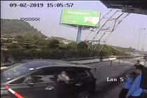Cảnh sát xử lý nhóm người gây rối ở trạm thu phí ngày Tết