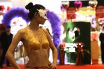Lóa mắt với show nội y toàn bằng vàng ròng