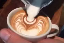 Mê mẩn nghệ thuật pha cà phê capuchino