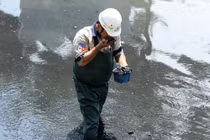 Giắt ca nhựa sau lưng, tiến sĩ Nhật làm điều kỳ lạ giữa sông Tô Lịch