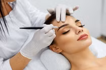 Một phụ nữ bị xuất huyết não sau khi xăm chân mày ở thẩm mỹ viện