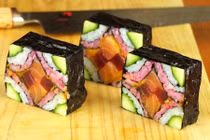 Khách ngất ngây xem đầu bếp nhà hàng cuộn sushi siêu đẹp