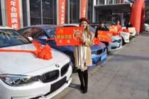 Sếp nữ 21 tuổi thưởng tết nhân viên bằng siêu xe BMW