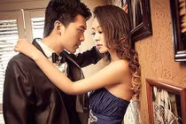 Tôi phải làm gì khi bắt tận tay vợ trẻ ngoại tình?