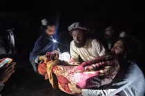 Hình ảnh tan hoang ở Afghanistan sau trận động đất kinh hoàng