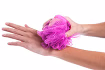Dùng bông tắm dạng lưới có thể gây viêm da