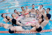 SV Thủy lợi mặc bikini chụp ảnh kỷ yếu “quẩy tung” bể bơi