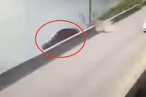 Clip: Tài xế ngủ gật lái xe lao xuống hồ