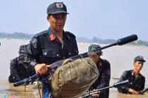 Ảnh: Cảnh sát cơ động vừa bơi sông vừa bắn súng điệu nghệ