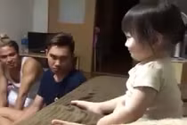 Đáng yêu xem em bé thi nhịn cười với người lớn