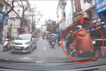 Dừng xe giữa đường, 2 mẹ con bị ô tô đâm ngã