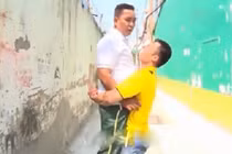 Cách thoát hiểm nhanh khi bị người lạ ôm, nhấc lên cao 