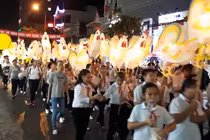 Video: Lễ hội rước đèn Trung thu lớn nhất Việt Nam