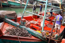Ngạt khí trong hầm tàu đánh cá, 5 người thương vong