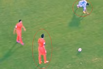 Tình huống cầu thủ Celta Vigo ném cỏ vào mặt đối phương