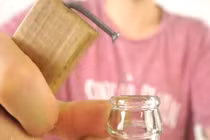 Mẹo mở nắp chai nhanh bằng đinh trong nháy mắt