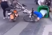 Mải ngắm gái xinh, thanh niên ngã đâm đầu vào thùng rác