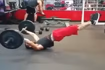Ngỡ ngàng với màn tập gym khác người của lực sĩ
