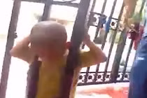 Toát mồ hôi giải cứu bé trai kẹt đầu ở cửa sắt