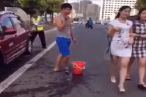Mải ngắm người đẹp, trai trẻ nhận quả đắng