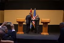 Chủ tịch Cuba Raul Castro từ chối ôm ông Obama gây sốt