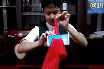 Nhân viên phục vụ điển trai hé lộ mánh ảo thuật thú vị