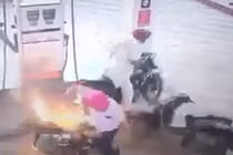 Xe máy bốc cháy khi đang đổ xăng