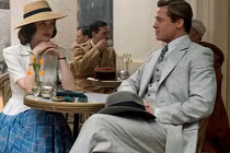 Video: Cảnh hôn say đắm của Brad Pitt và “tình mới“