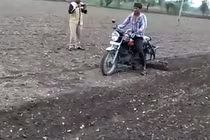 Độc đáo cách nông dân Ấn Độ làm đất để trồng trọt