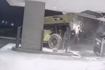 Siêu trộm điều khiển xe nâng hạng nặng, "hốt" cả cây ATM 