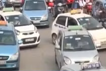 Video: Taxi truyền thống đang làm gì trong cuộc chạy đua với Uber, Grab?