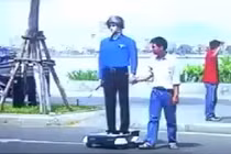 Xem robot dẫn người qua đường ở Đà Nẵng