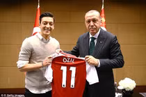 Mesut Ozil chỉ trích LĐBĐ Đức, tuyên bố chia tay đội tuyển