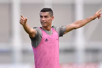 Ronaldo ghi điểm trong buổi tập đầu tiên cùng Juventus