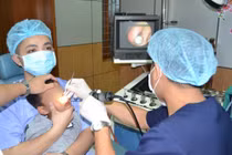 Viên bi nhựa nằm sâu trong hốc mũi của bé trai 4 tuổi