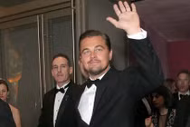 Leonardo DiCaprio quên cả tượng vàng Oscar vì quá vui