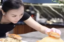 Phương Oanh đang ở cữ vẫn tự tay nấu ăn cho Shark Bình