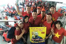 Phương Thanh, Lý Hùng mặc áo cờ đỏ sao vàng sang Philippines ủng hộ U22 Việt Nam