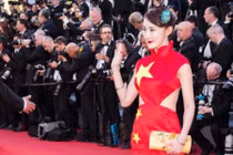 Sao TQ mặc váy quốc kỳ quét đất ở Cannes cúi đầu xin lỗi 