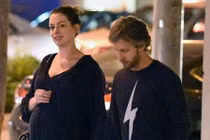 Anne Hathaway sinh con trai đầu lòng khỏe mạnh