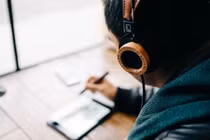 Bị điếc vì… đeo tai nghe thường xuyên