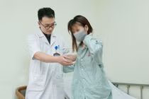 Cứu sống cô gái đa chấn thương do xe tải cán qua người