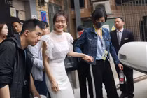 Tần Lam đi có người dìu, váy được người nâng 