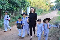 Nữ ca sĩ có 23 người con nuôi: Lòng lương thiện fan ngã mũ thán phục