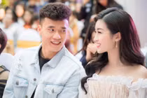Hoa hậu Đỗ Mỹ Linh và Bùi Tiến Dũng thân thiết ở sự kiện