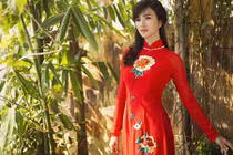 Kim Tuyến đẹp dịu dàng với áo dài mừng ngày 30/4