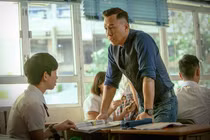 Sao võ thuật Chân Tử Đan gây bất ngờ khi hóa thầy giáo cực ngầu