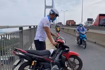 Vợ bị kẹt trên cầu 3 tiếng, Bình Minh giải cứu như "người hùng"