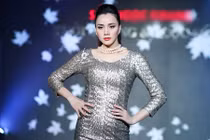 Trang Nhung giấu bụng bầu bằng nhiều kiểu váy áo